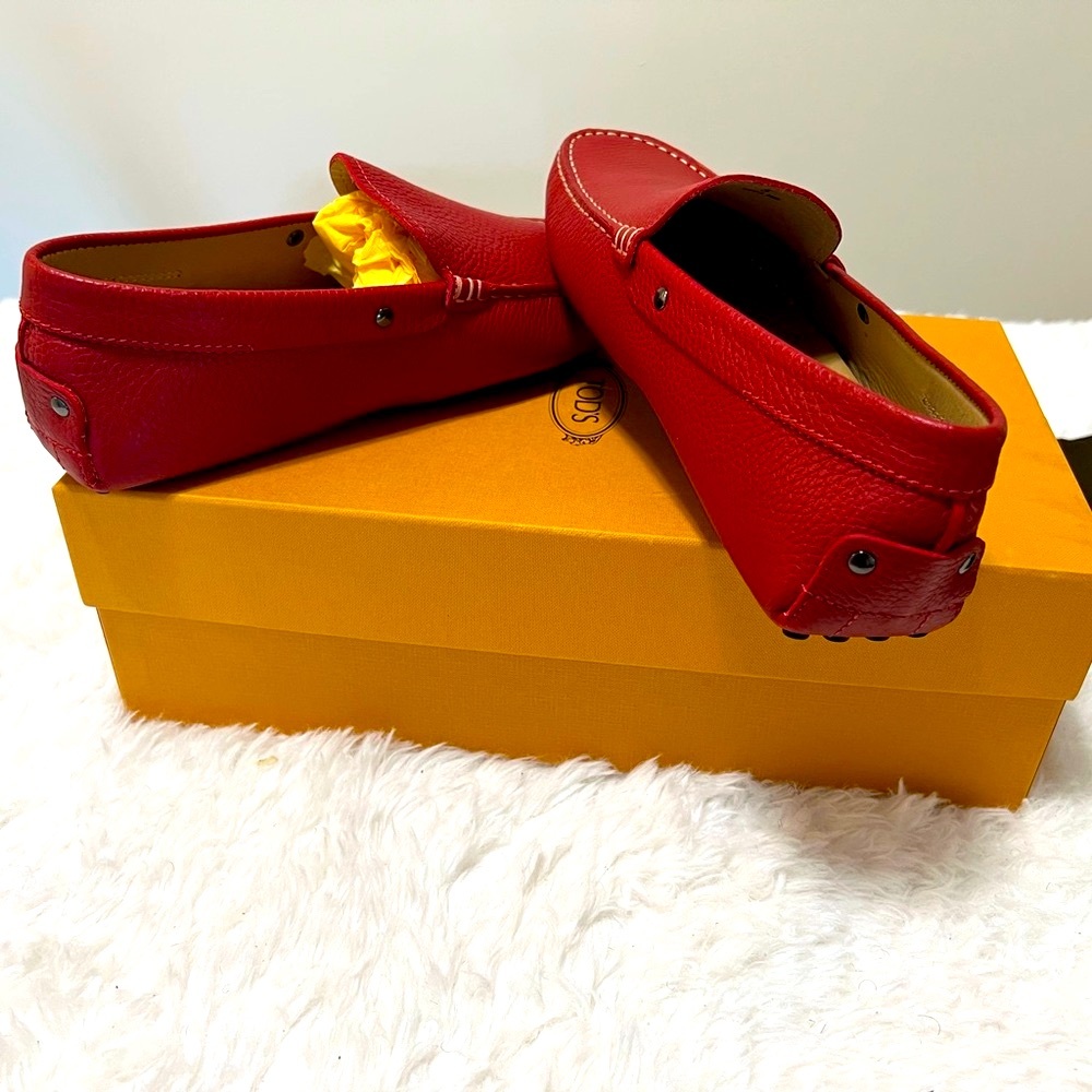 Tod’s men’s red leather loafer. Size 5, but it fits like 7.